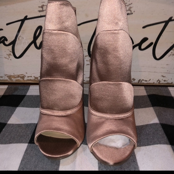 Shoe Dazzle Satin Heels - Picture 2 of 10